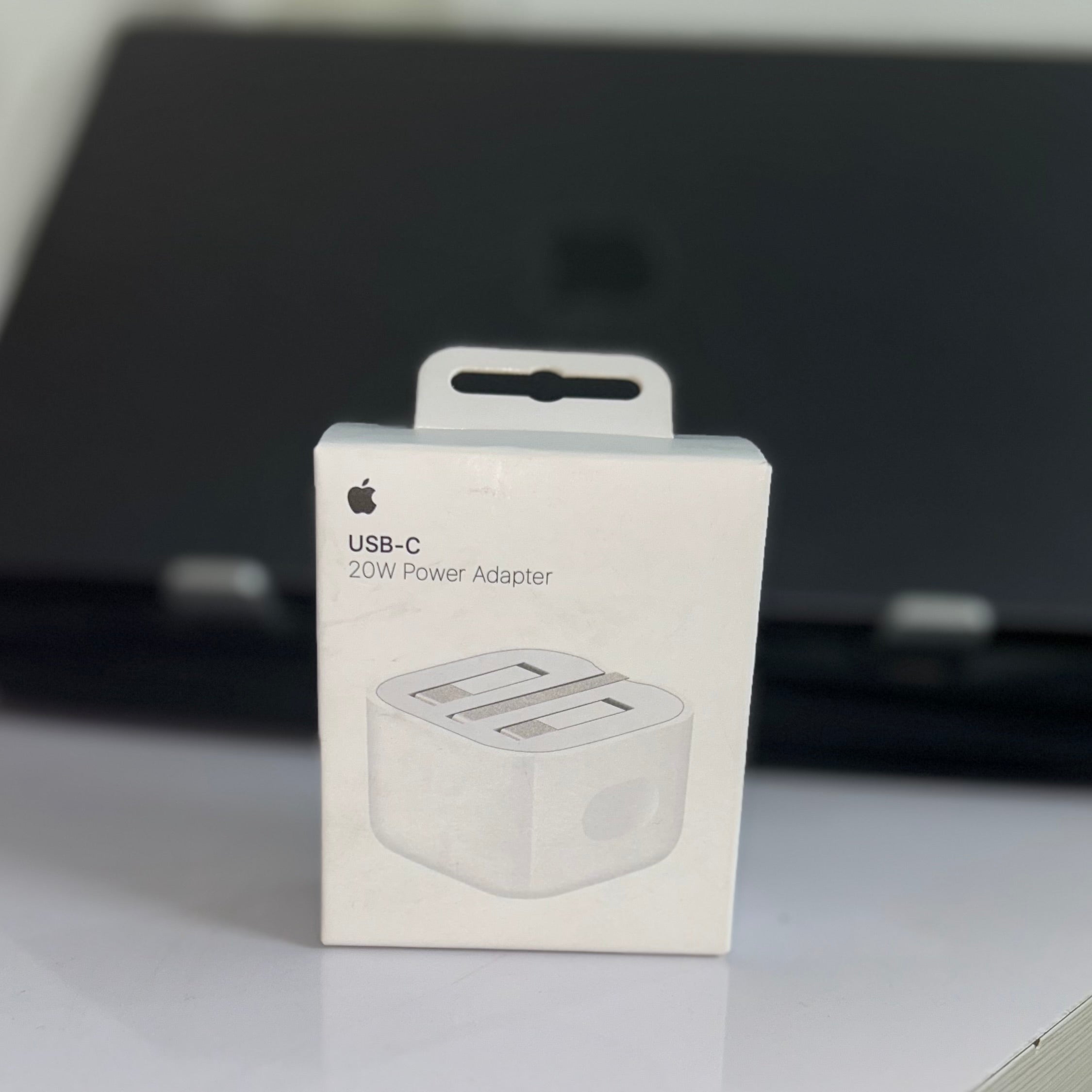 APPLE ORIGINAL 20 W CHARGER ( NFC ) - UK IMPORT